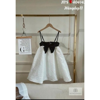 Đầm trắng hai dây đính nơ ngực xinh MAGB2706204 mới