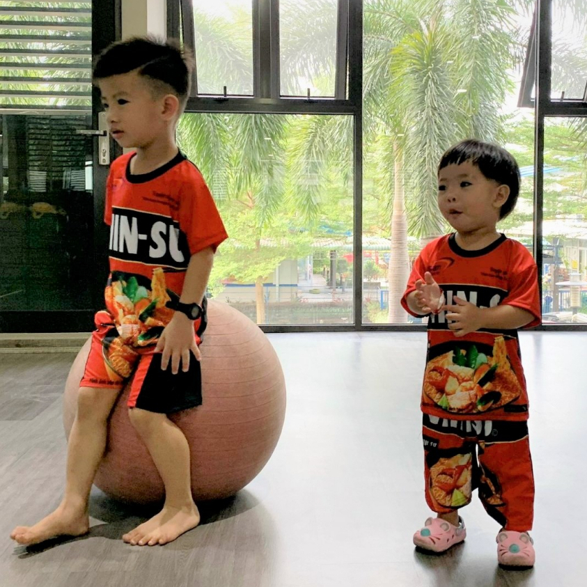 Đồ bộ quần áo CHINSU mì tôm cho bé cả nhà cùng mặc 10kg đến 85kg siêu ngầu, chất thun lạnh co dãn mát