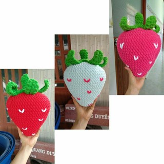 Quả dâu tây khổng lồ làm bằng len nhung đũa