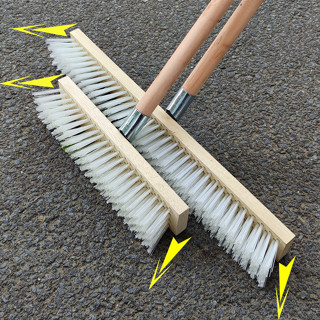 Bàn chải nhựa chà sàn cán dài vệ sinh sân vườn sợi dài 4,5cm kích cỡ đa dạng từ 25cm đến 80cm