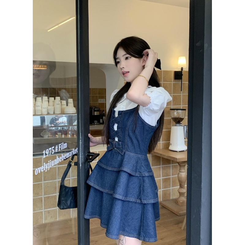 Set đầm yếm jean denim phối tầng + Áo sơ mi trắng cổ sen tay phồng