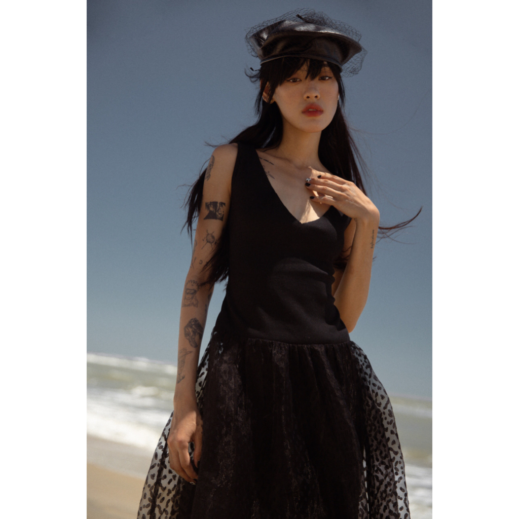 Đầm dự tiệc dáng xoè cổ V THE COUNTRY Noir Starry Night Dress vải thun phối voan đen