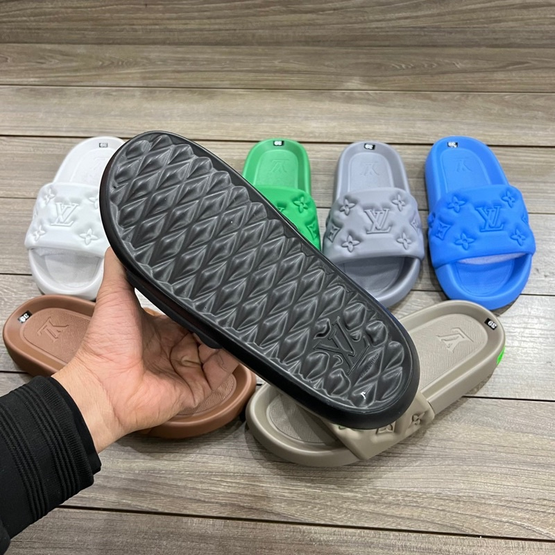 Dép LV cao su đúc đủ màu sắc, dép quai ngang nam in LV đế bánh mì hot trend 2023 êm chân bảo hành 6 tháng - Giá Xưởng