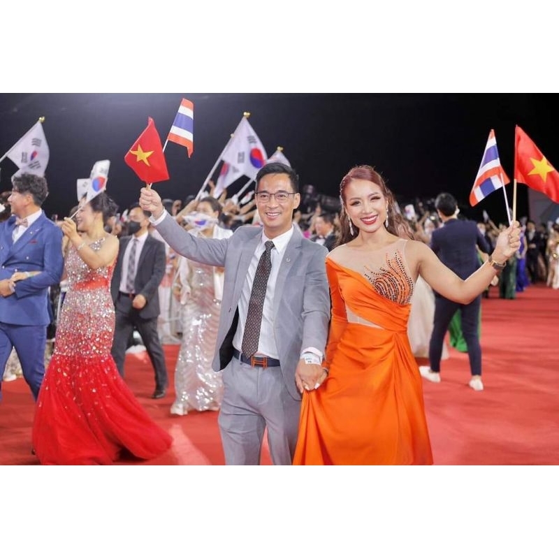 Đầm dạ hội body đính đá sang trọng
