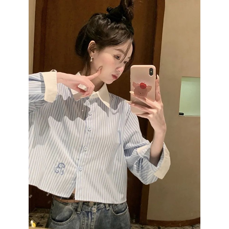 ÁO SƠ MI CROPTOP CỔ TRẮNG THÊU CHỮ TIỂU THƯ