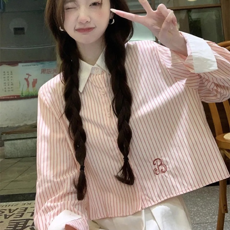 ÁO SƠ MI CROPTOP CỔ TRẮNG THÊU CHỮ TIỂU THƯ