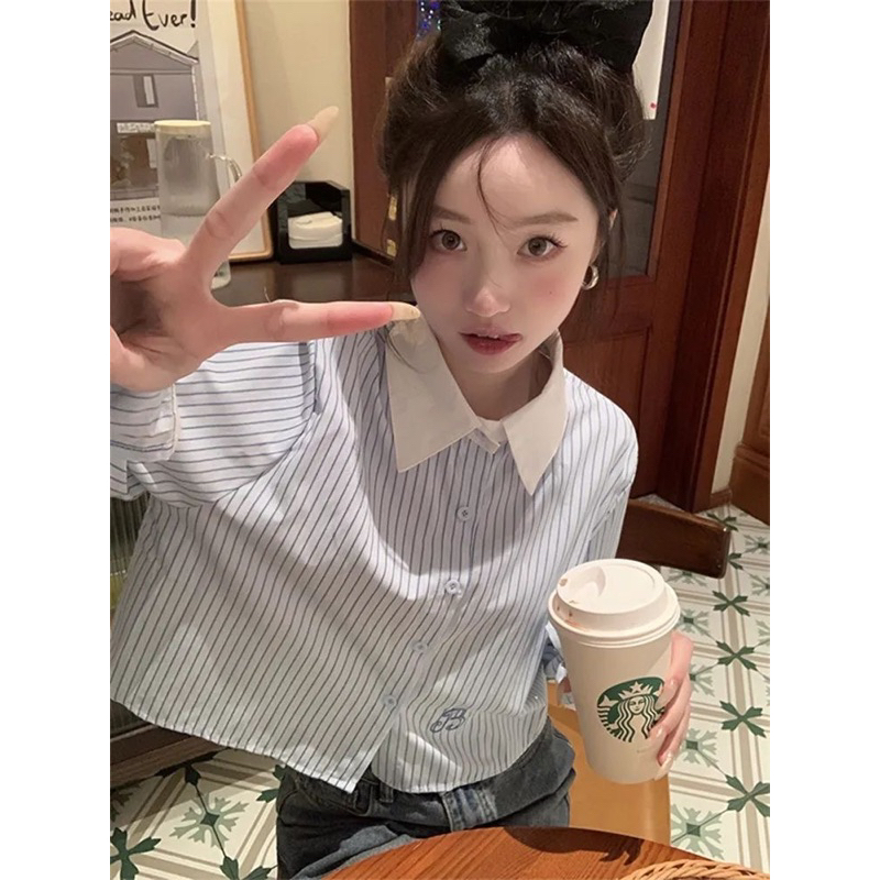 ÁO SƠ MI CROPTOP CỔ TRẮNG THÊU CHỮ TIỂU THƯ