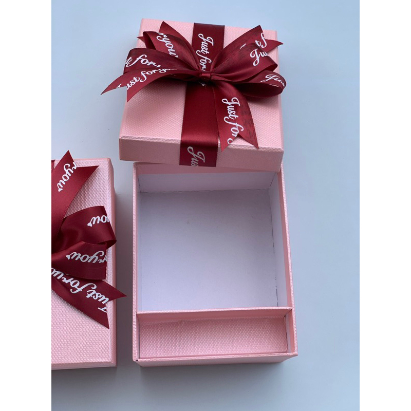 Hộp quà tặng, có ngăn son 13x10 cao 6cm
