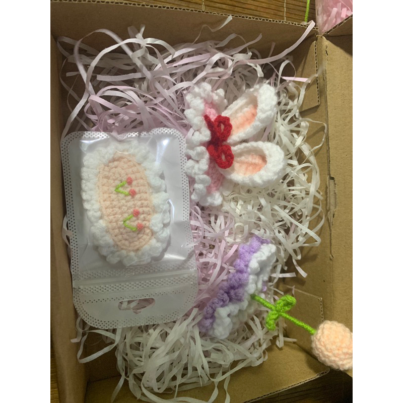 Kẹp hoa tulip bằng len