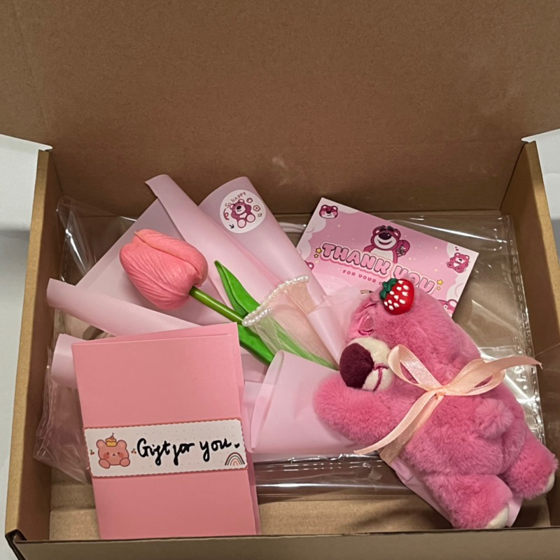 Set quà Gấu dâu ôm hoa tulip