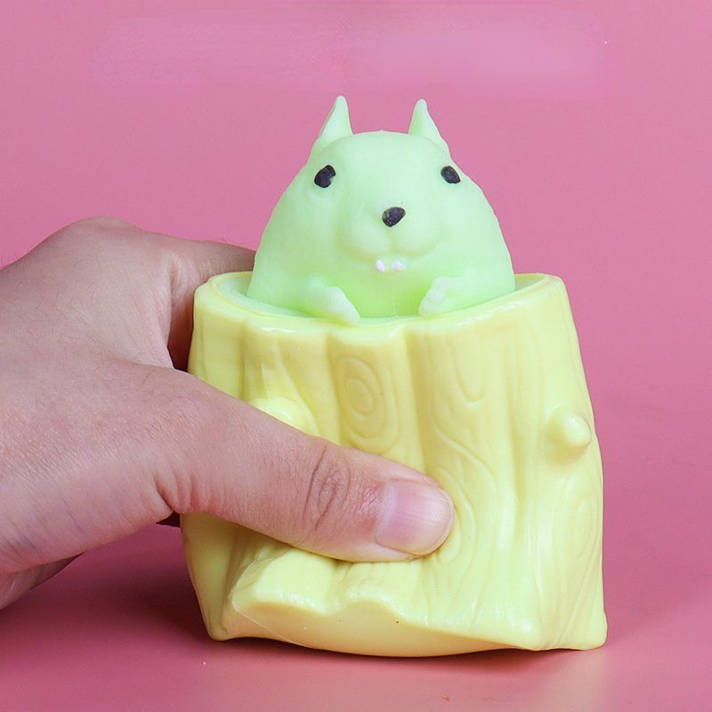 Đồ chơi thú bóp, sóc trốn gốc cây xả stress