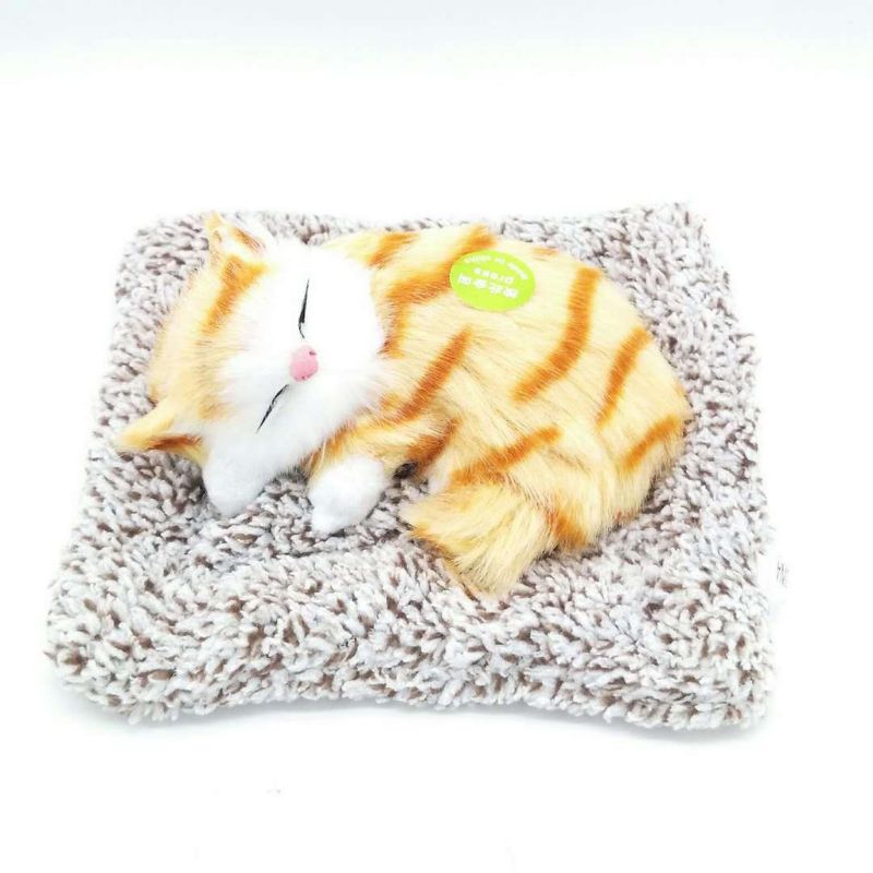 Chú mèo nằm ngủ trên thảm, sẵn pin, chứa than hoạt tính, biết kêu meo meo