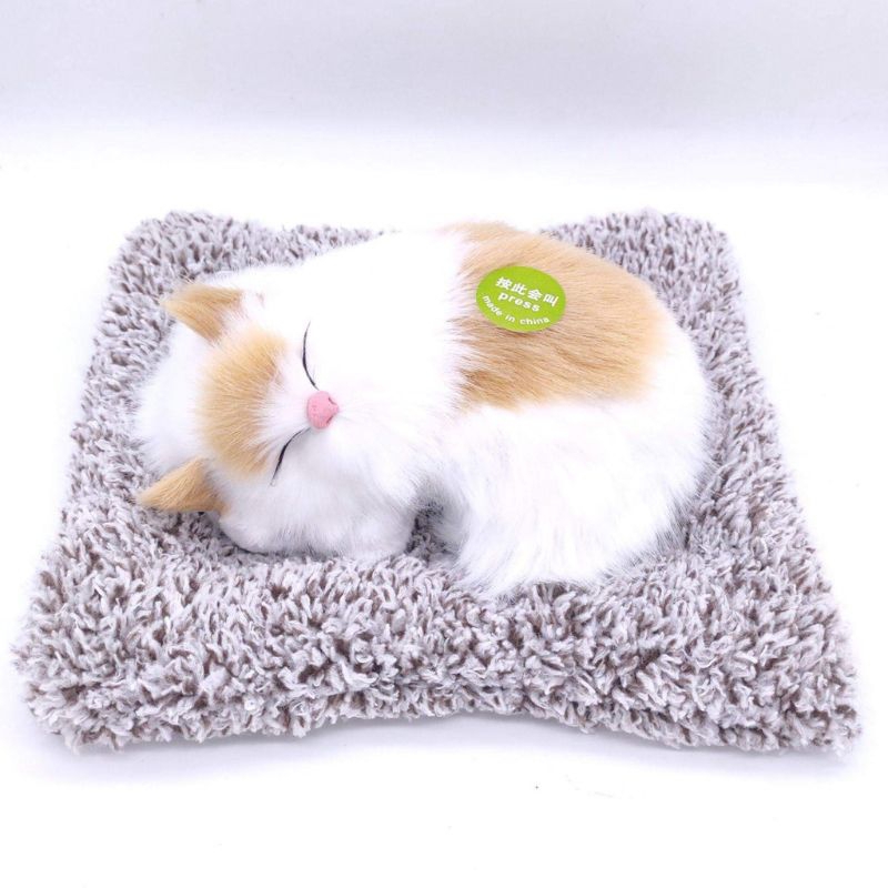 Chú mèo nằm ngủ trên thảm, sẵn pin, chứa than hoạt tính, biết kêu meo meo