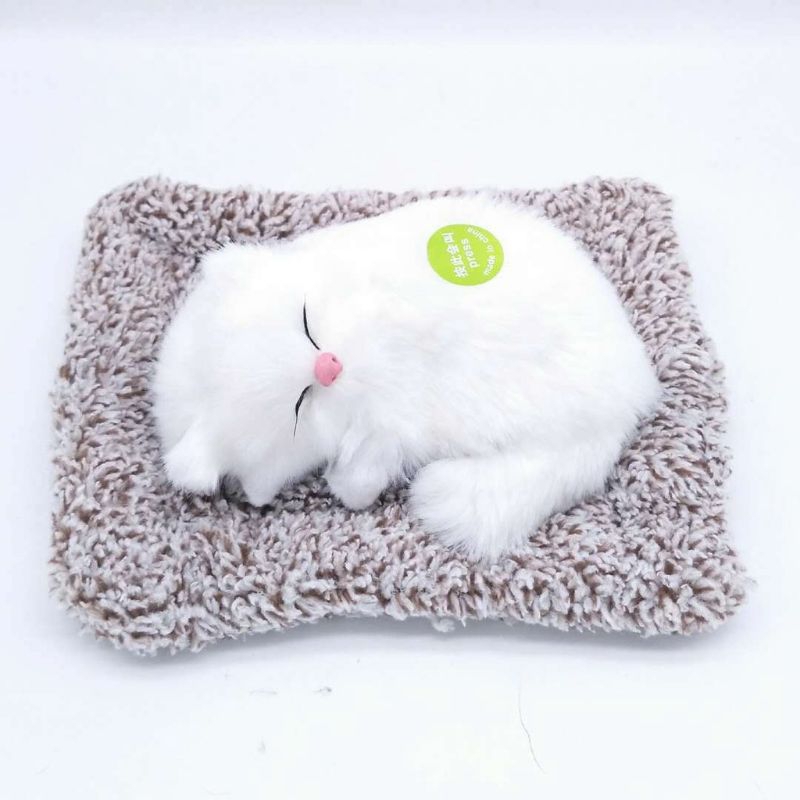 Chú mèo nằm ngủ trên thảm, sẵn pin, chứa than hoạt tính, biết kêu meo meo