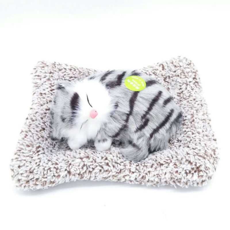 Chú mèo nằm ngủ trên thảm, sẵn pin, chứa than hoạt tính, biết kêu meo meo