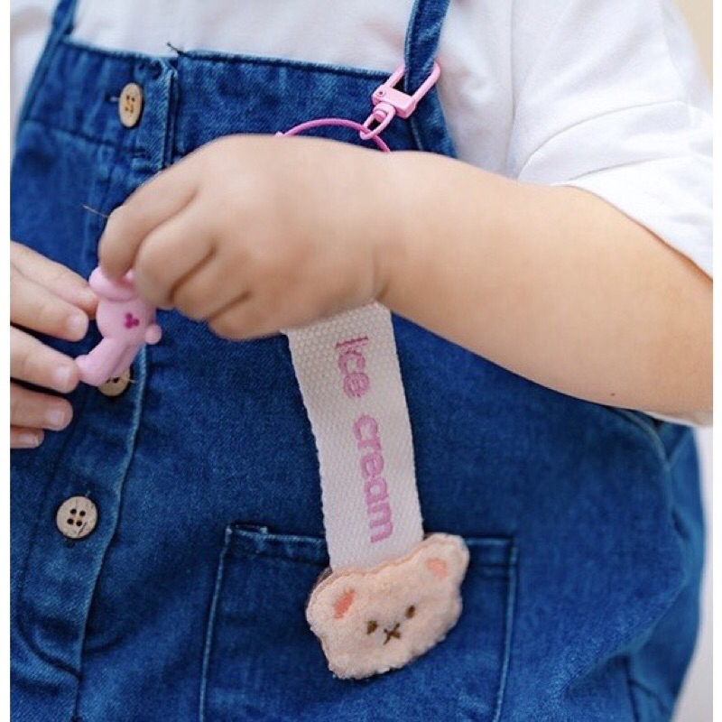 Tag thêu tên chống lạc cho bé