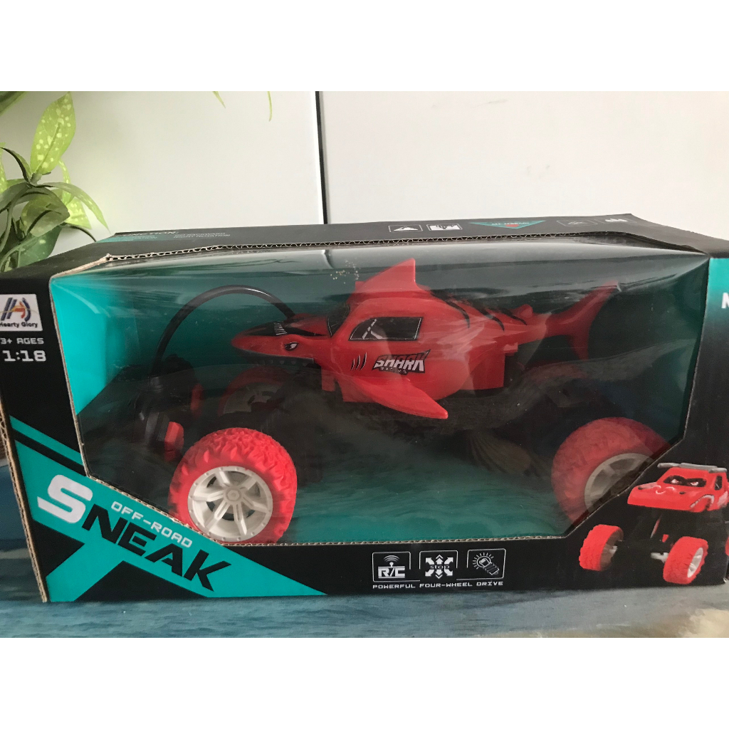 Đồ chơi xe ô tô điều khiển từ xa hình cá mập