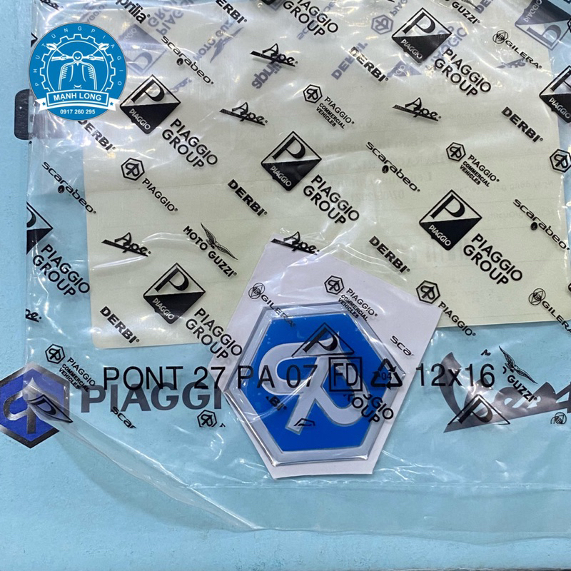 Lô gô Piaggio dán mặt trước xe Zip