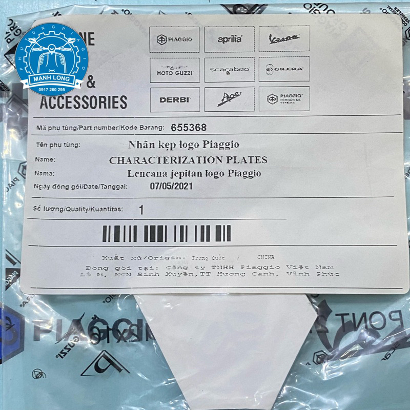 Lô gô Piaggio dán mặt trước xe Zip