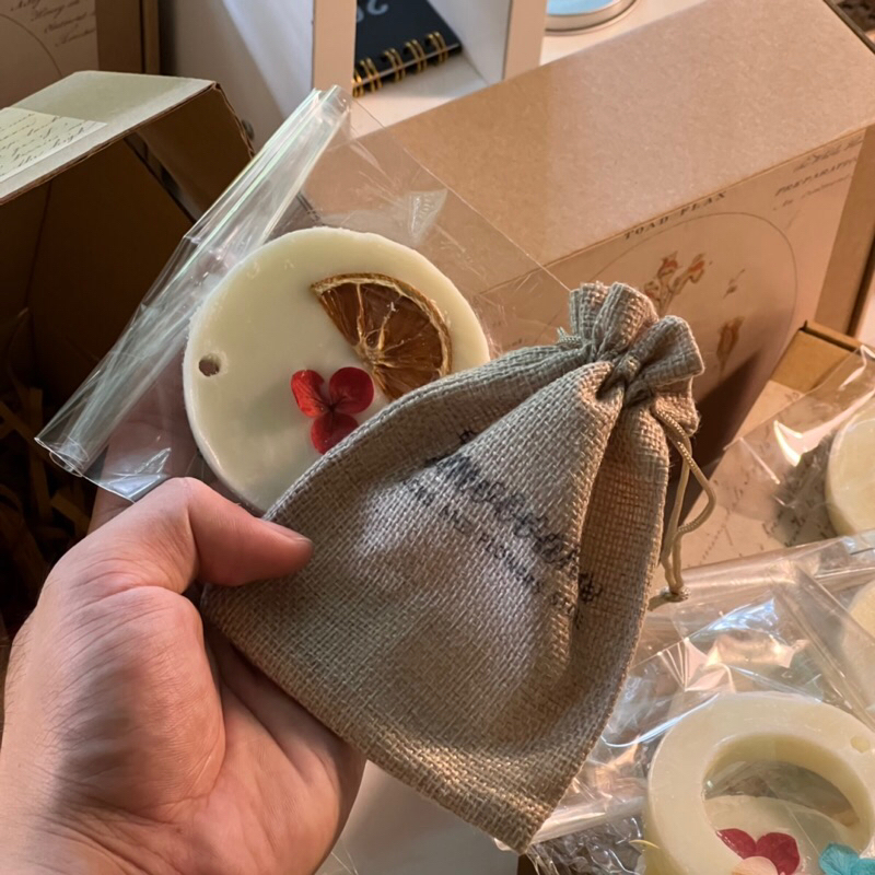 Sáp thơm treo khử mùi phòng, tủ quần áo, xe ô tô, quà tặng cực xinh tặng kèm túi vải