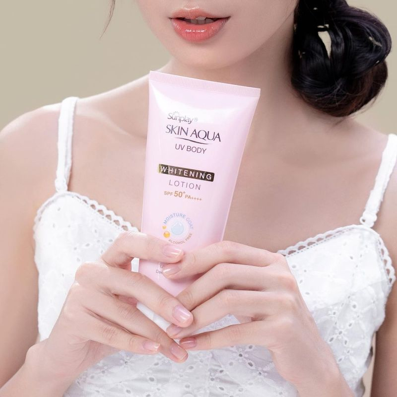 Kem chống nắng dưỡng thể trắng mịn Sunplay Skin Aqua UV Body Whitening Lotion SPF 50+ PA++++