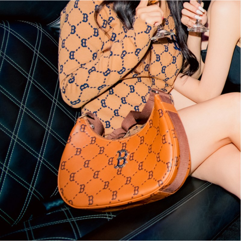 TÚI MLB DIA MONOGRAM PU EMBO L-HOBO BOSTON RED SOX