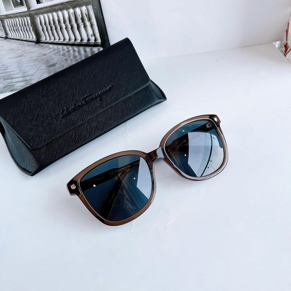 Kính mát Salvatore Ferragamo dáng Butterly, gọng acetate nâu trong suốt, tròng xanh đen