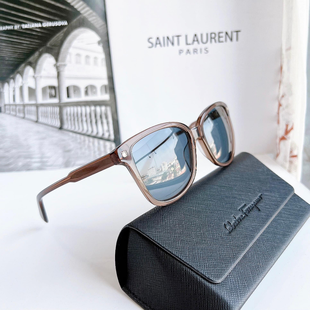 Kính mát Salvatore Ferragamo dáng Butterly, gọng acetate nâu trong suốt, tròng xanh đen