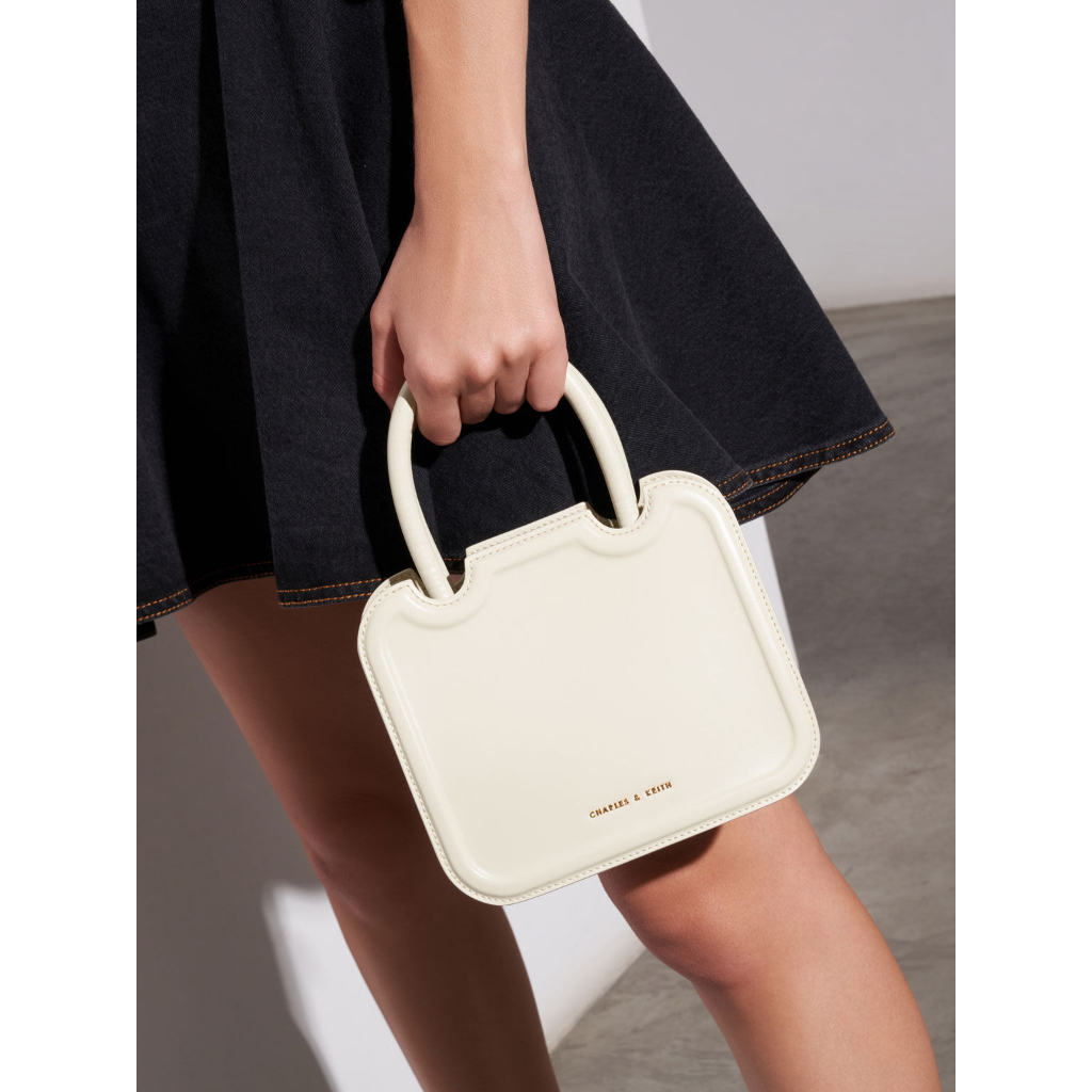 Charles & KEITH Túi xách đeo vai hai quai Perline Double Handle mang phong cách điêu khắc.