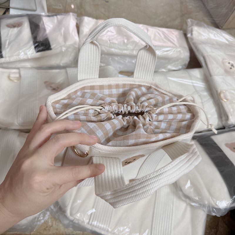 Túi bỉm sữa thêu gấu Chezbebe thắt miệng túi 🐻