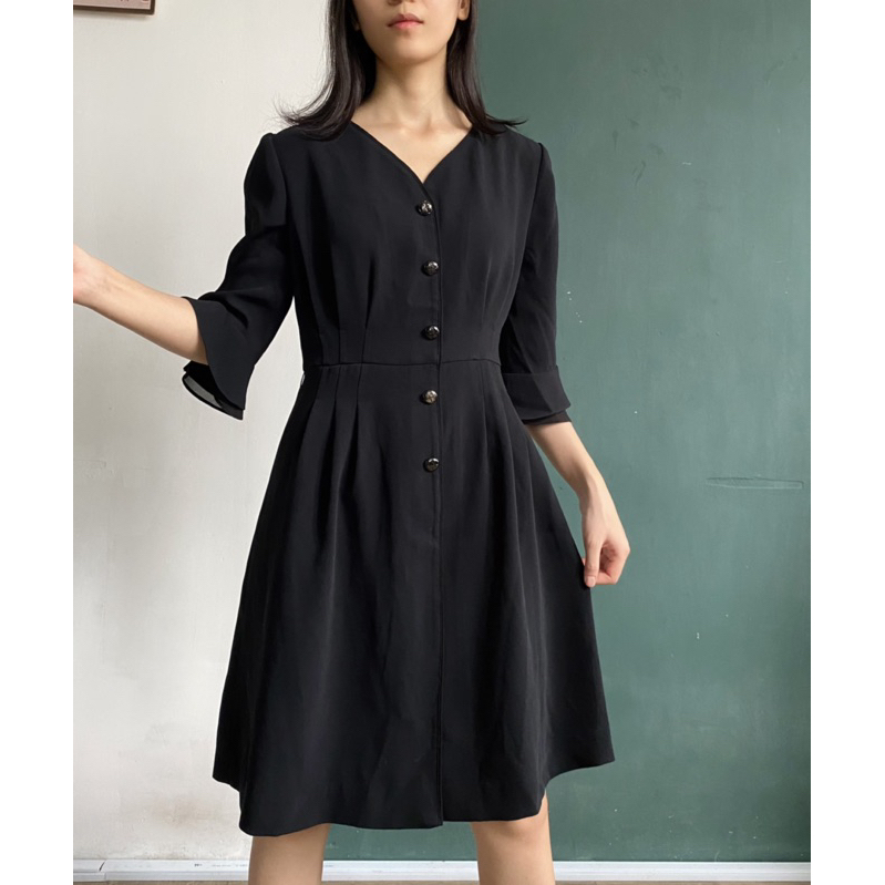 Đầm đen kiểu cổ V