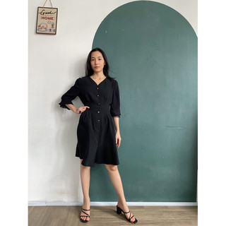 Đầm đen kiểu cổ V