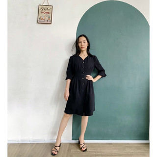 Đầm đen kiểu cổ V