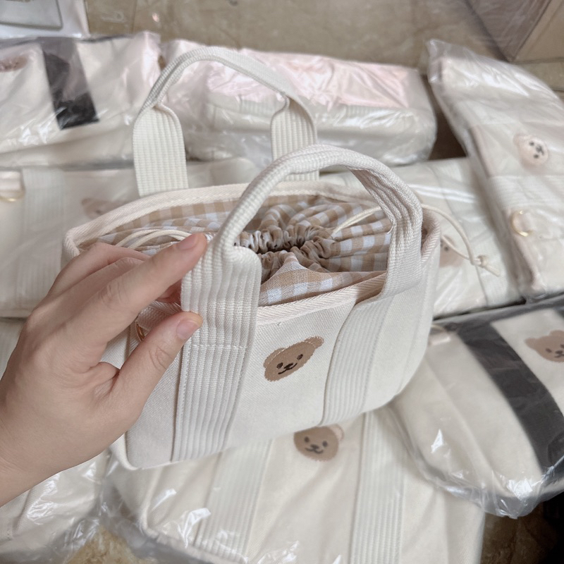 Túi bỉm sữa thêu gấu Chezbebe thắt miệng túi 🐻