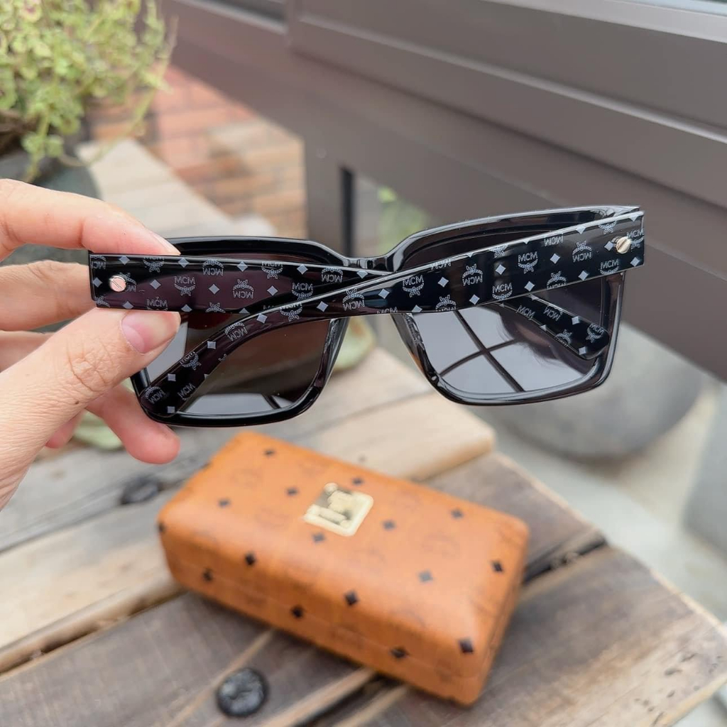 Kính mát MCM mắt đen, vuông, viền nhựa đen MCM635S 004