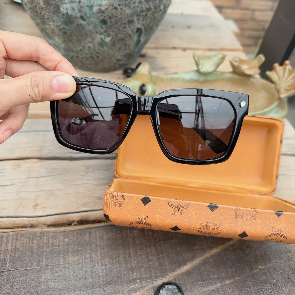 Kính mát MCM mắt đen, vuông, viền nhựa đen MCM635S 004