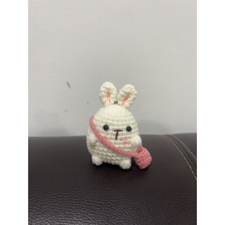 Móc khoá thỏ đeo túi bằng len siêu dễ thương (cao 8cm)