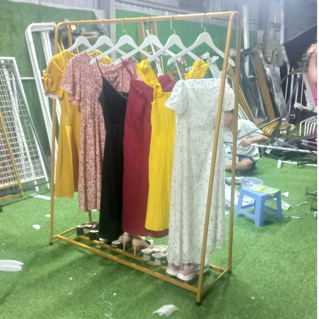 Xào treo quần áo, váy, đầm 1 tầng sắt sơn tĩnh điện loại dày. Dàn, kệ chân chữ A uốn đầu 1 tầng có bệ để đồ. VNS-007