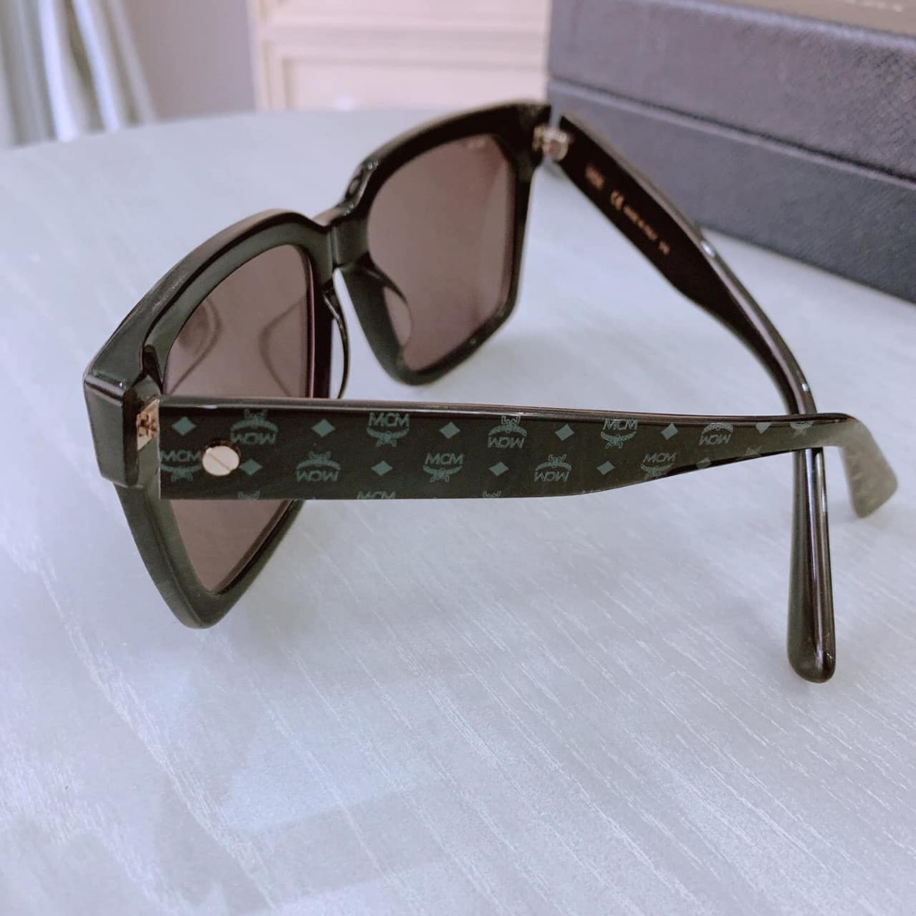Kính mát MCM mắt đen, vuông, viền nhựa đen MCM635S 004