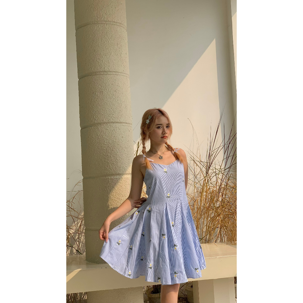 Váy 2 dây kẻ xanh LOLLIE STUDIO TKV167 thêu hoa xoè