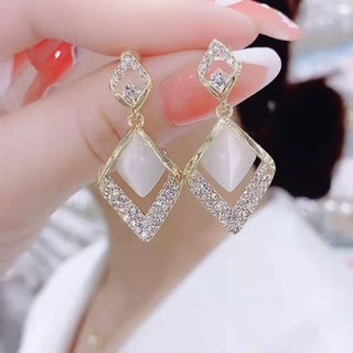 Hoa tai tròn ten hình thoi