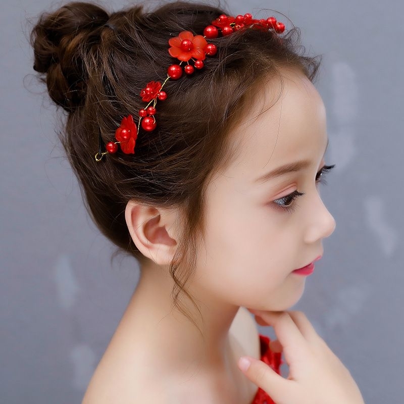 Cài hoa cô dâu tạo kiểu bới tóc