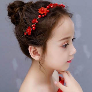 Cài hoa cô dâu tạo kiểu bới tóc