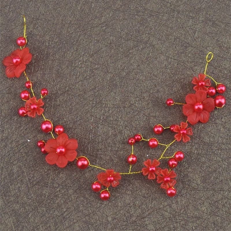 Cài hoa cô dâu tạo kiểu bới tóc