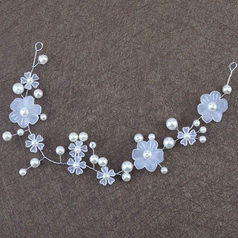 Cài hoa cô dâu tạo kiểu bới tóc