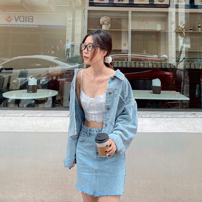 Áo Khoác Denim Lửng Croptop Dáng Rộng Hai Túi Trước phong cách trẻ trung, năng động