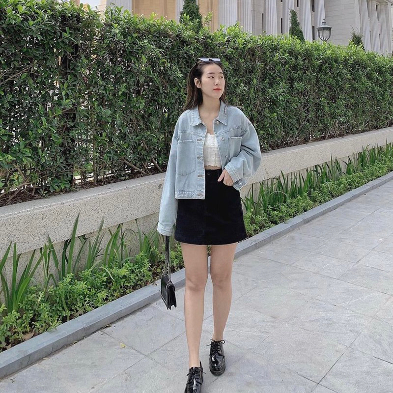 Áo Khoác Denim Lửng Croptop Dáng Rộng Hai Túi Trước phong cách trẻ trung, năng động