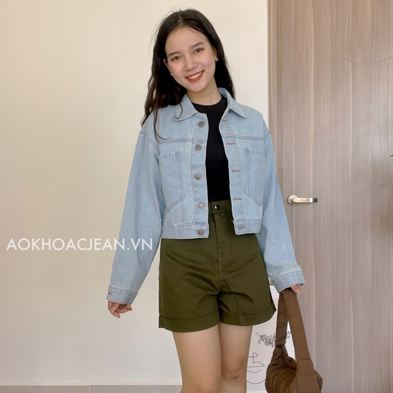 Áo Khoác Denim Lửng Croptop Dáng Rộng Hai Túi Trước phong cách trẻ trung, năng động