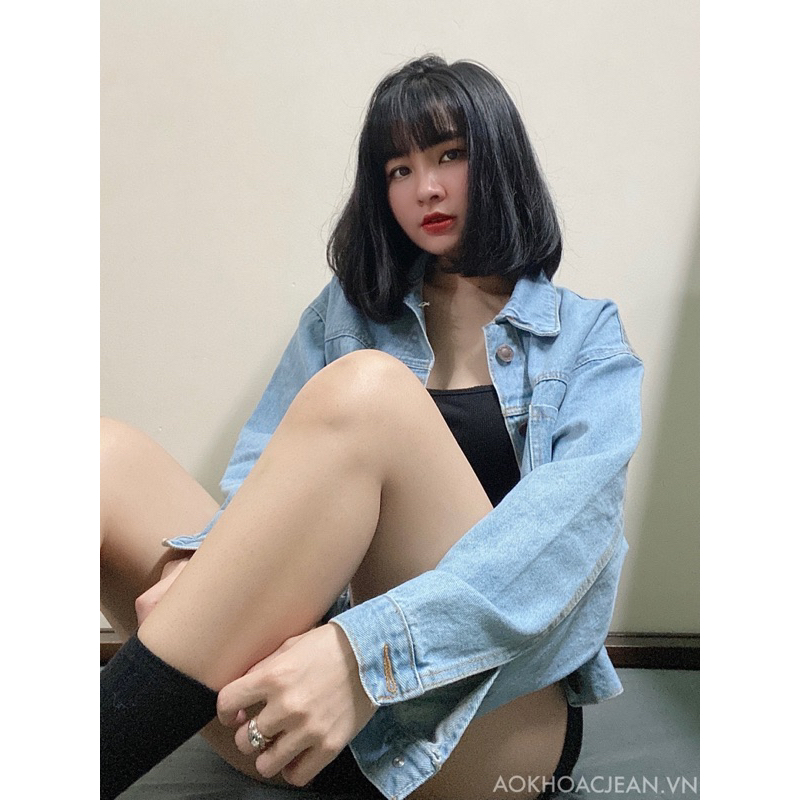 Áo Khoác Denim Lửng Croptop Dáng Rộng Hai Túi Trước phong cách trẻ trung, năng động