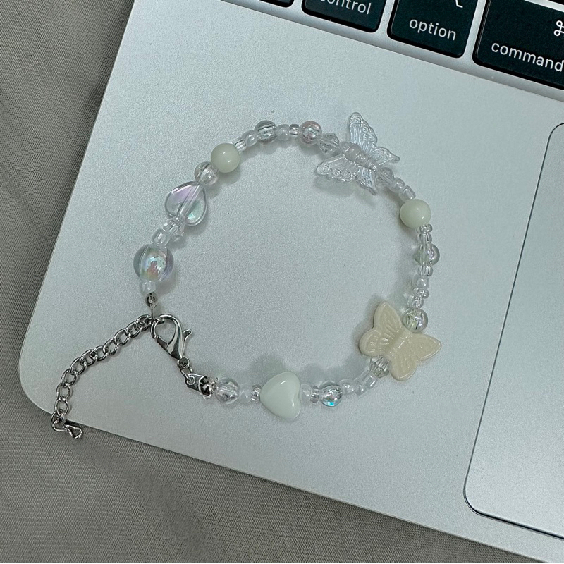 Vòng tay charm trắng